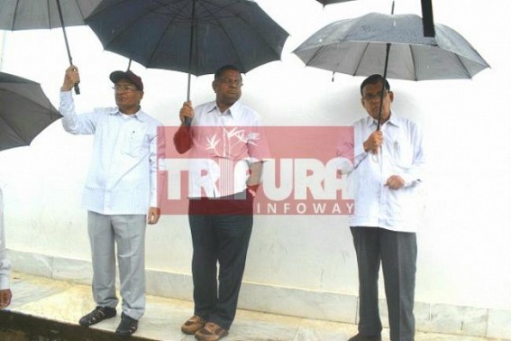 Election Tension ! Leaders sheltered under Umbrellas,  leaving AC rooms 